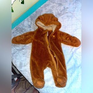 Hello! I am selling a cute newborn bear footsie outfit :)